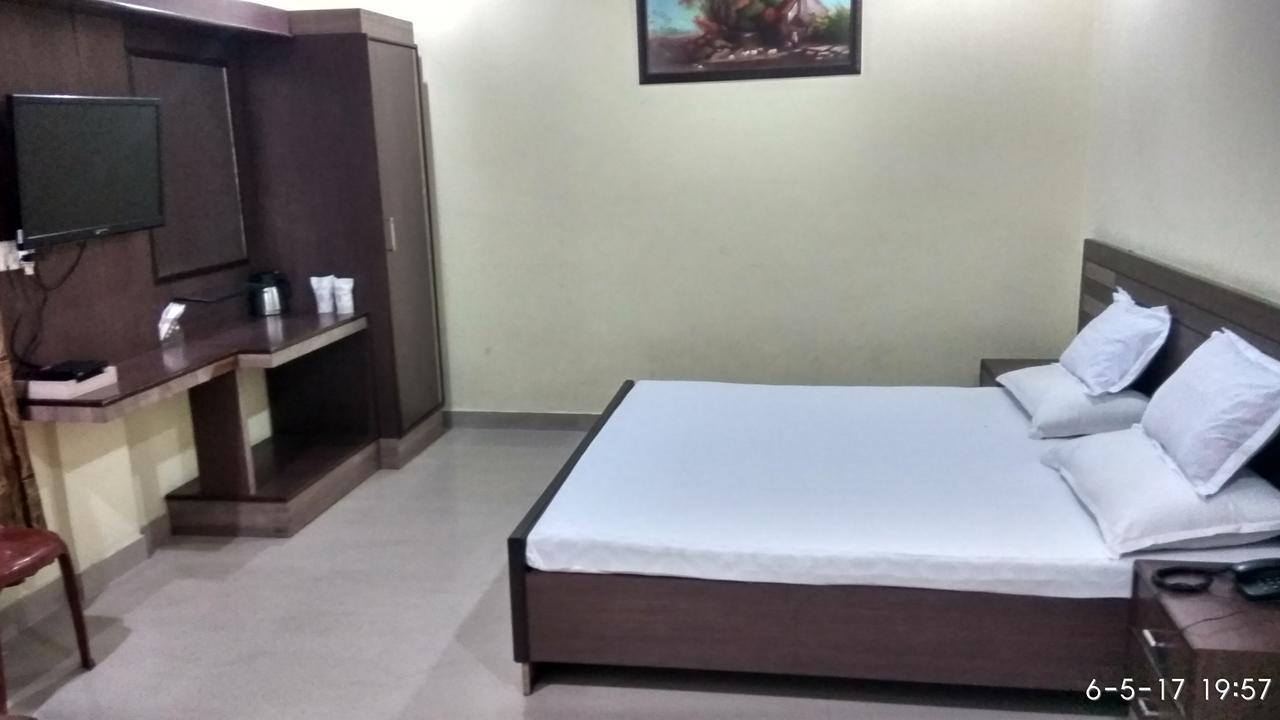 Hotel Varsa Dibrugarh ภายนอก รูปภาพ