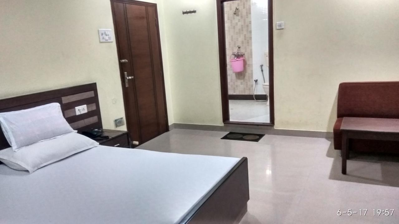 Hotel Varsa Dibrugarh ภายนอก รูปภาพ